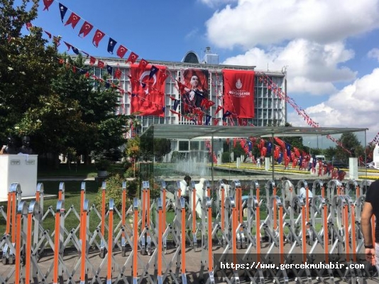 İBB’de İmamoğlu hazırlığı Atatürk posterleri tekrar asıldı