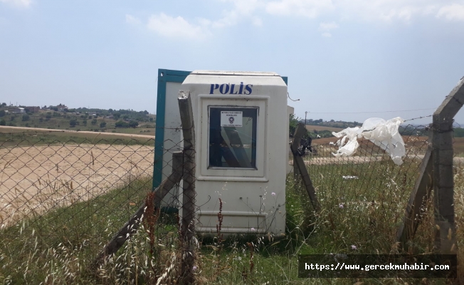 Tuzla'da kafa karıştıran polis kabini