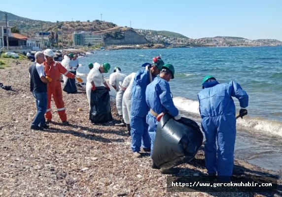 “İzmir'de fuel oil sahile vurdu”