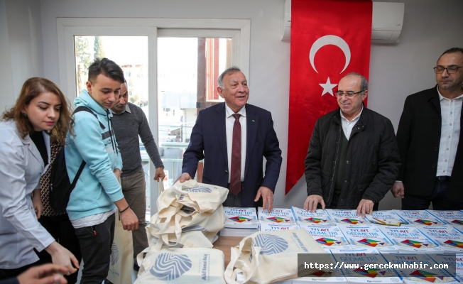 Başkan Akay üniversite hazırlık seti dağıttı