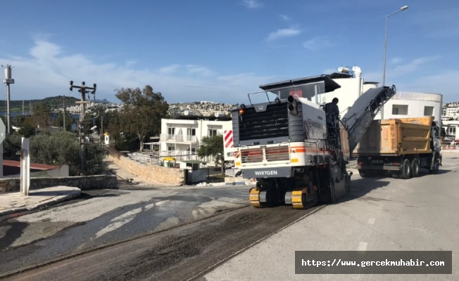 Bodrum'da, bozulan yollar asfalt kazıma makinesi ile düzeltiliyor