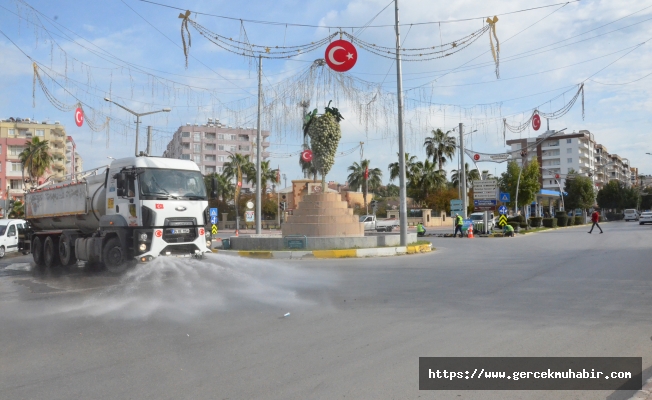 MERSİN'DE BÜYÜKŞEHİR EKİPLERİ, TARSUS’TA CADDELERİ DEZENFEKTE EDİYOR