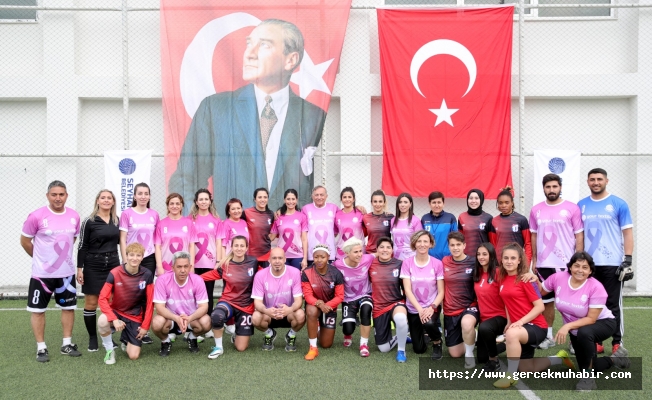 Başkan Akay kadınlarla futbol oynadı “Eşit Birey” mesajı verdi