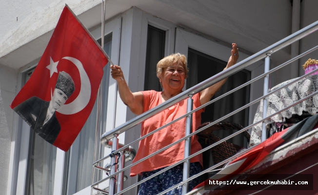 MERSİN BÜYÜKŞEHİR, 19 MAYIS COŞKUSUNU EVLERE, BALKONLARA TAŞIDI