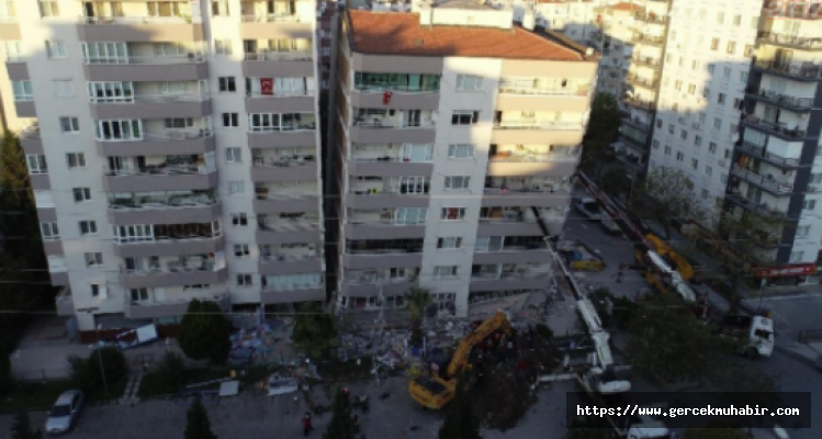 Depremde İlk 3 Katı Çöken Bina Vinçlerle Desteklendi
