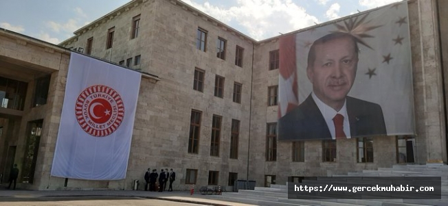 TBMM Tarihinde İlk; Şeref Kapısında Erdoğan Posteri