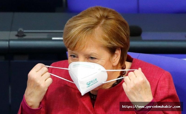 Merkel’in corona virüsü maskesi sahte çıktı