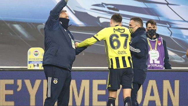 Fenerbahçe'de Mesut Özil, koltuk değneklerini attı