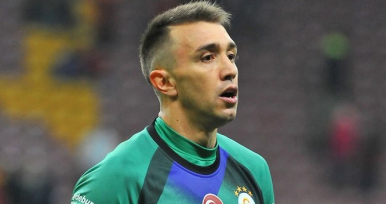 Galatasaraylı Muslera'dan rakibini çıldırtan kurtarış!