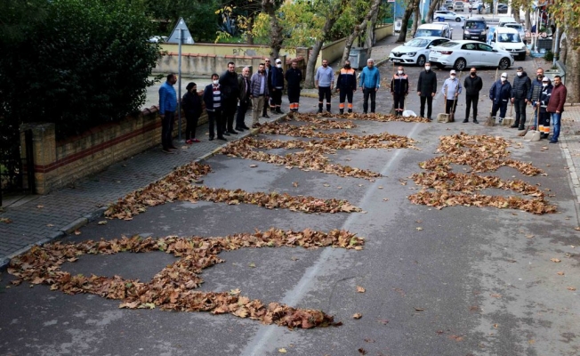 Temizlik İşçileri Sokağa Yapraklarla ''ATAM'' Yazdı