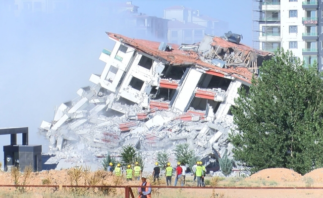 Malatya Bostanbaşı'nda binalar patlatılarak yıkılıyor