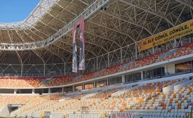 Malatya Stadyumu’nda asılı Atatürk'ün yırtık posteri tepkilere neden oldu