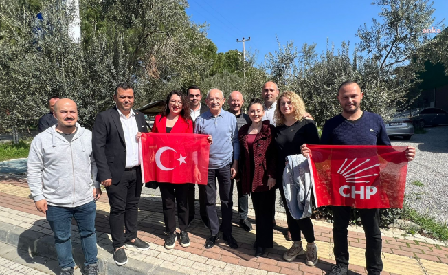 Bir grup genç, Kemal Kılıçdaroğlu'na Türk bayrağı ve CHP bayrağı verdi