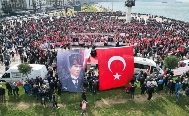Emekli astsubaylar özlük hakları için İzmir Gündoğdu Meydanı'nda bir araya geldi
