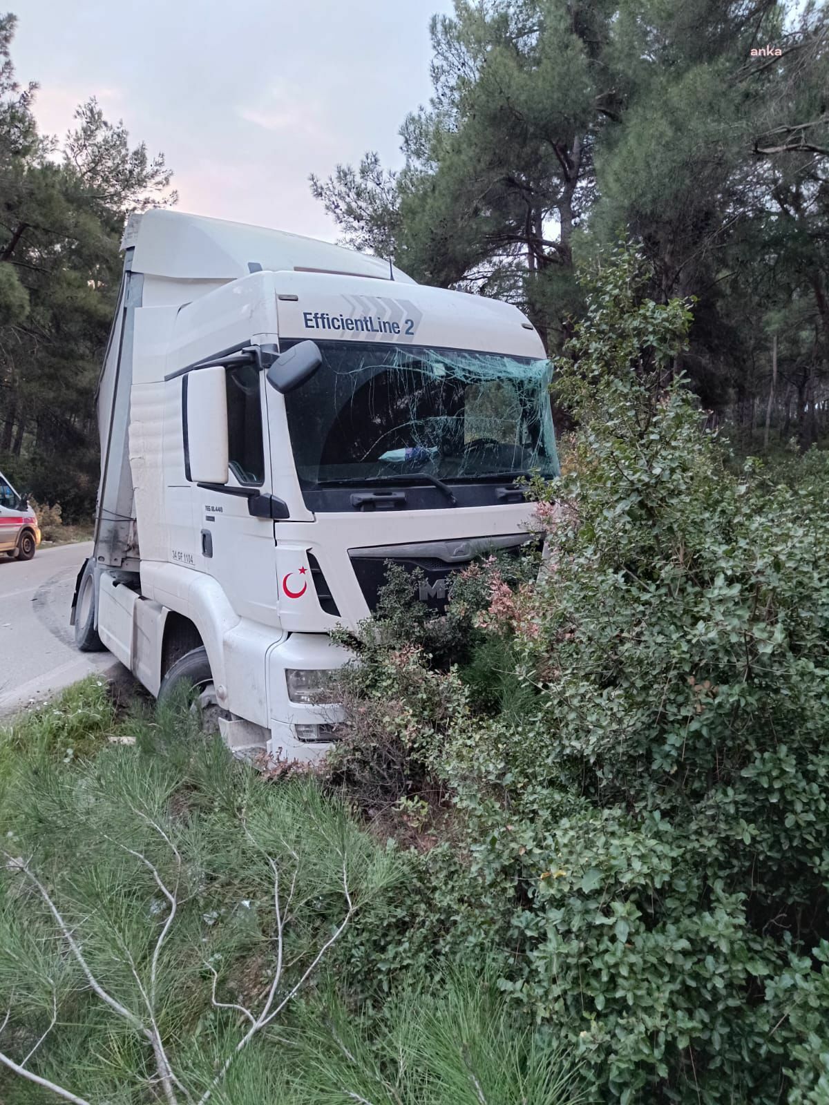 İzmir'de TIR otobüse çarptı: Bir kişi hayatını kaybetti