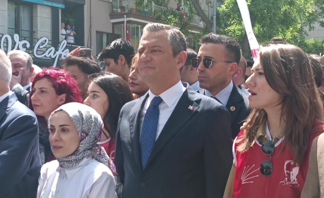 CHP Genel Başkanı Özgür Özel gençlerle Anıtkabir'e yürüyor