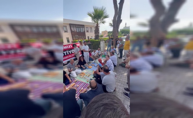 AKP yönetimindeki Menemen Belediyesi’nde işten çıkarılan işçilerden kuru ekmek ve soğanlı protesto