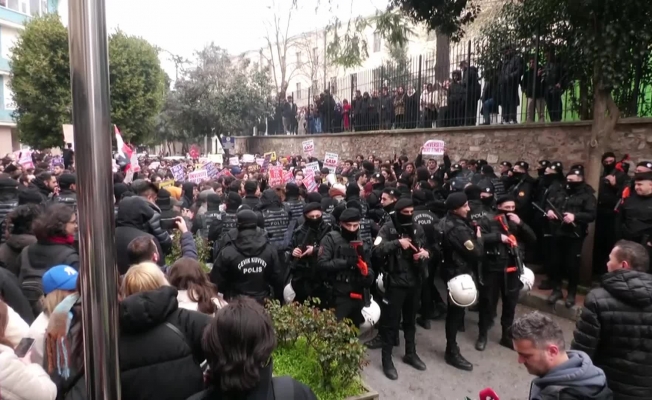 İstanbul Üniversitesi Önünde Diploma ve Gözaltı Protestosu