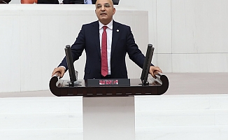 “Bir siyasi partinin rektörlüğüne soyunmayın!”