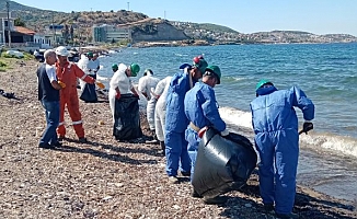 “İzmir'de fuel oil sahile vurdu”