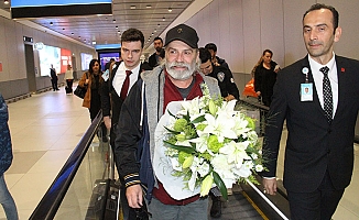Emmy Ödülleri'nde "En İyi Erkek Oyuncu" ödülünü alan Haluk Bilginer İstanbul'a döndü!