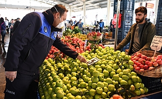 Konyaaltı'nda pazarlar dezenfekte ediliyor, esnaf denetleniyor