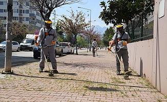 Konyaaltı’nda sokak ve kaldırımlar temizleniyor