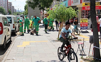 ÇANKAYA’DA KÖŞE BUCAK TEMİZLİK SÜRÜYOR