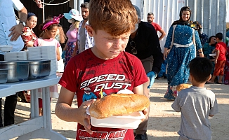 Mevsimlik tarım işçileri ve çocuklara bayram ziyareti