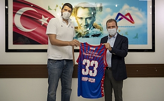 GENÇ BASKETBOLCULARDAN BAŞKAN SEÇER’E ZİYARET