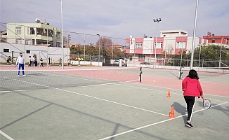 Seyhan Belediyesi’nden ücretsiz tenis kursu