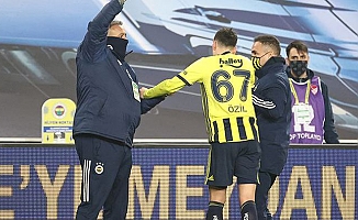 Fenerbahçe'de Mesut Özil, koltuk değneklerini attı