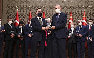 Cumhurbaşkanlığı'nda Düzenlenen Tören Öncesi Veyis Ateş'in Ödülü İptal Edildi