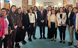 Kılıçdaroğlu, kadınlara seçme ve seçilme hakkı verilmesinin yıldönümünde CHP’li kadın milletvekilleri ile hatıra fotoğrafı çektirdi