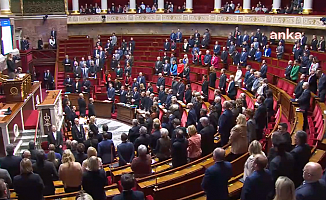 Fransa Ulusal Meclisi'nde Türkiye ve Suriye'deki depremlerde hayatını kaybedenlerin anısına 1 dakikalık saygı duruşu