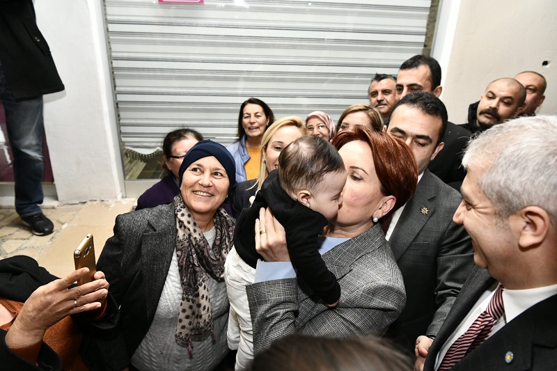 Meral Akşener Antalya'da esnafla buluştu Haberi